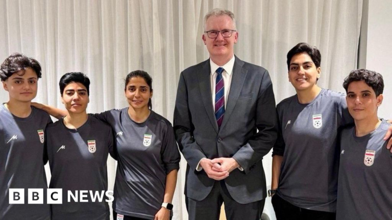 Five Iranian footballers granted Australian visas after anthem protest