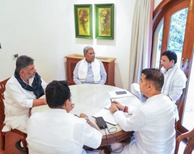Siddaramaiah vs DK Shivakumar: Karnataka Congress Meeting in Delhi