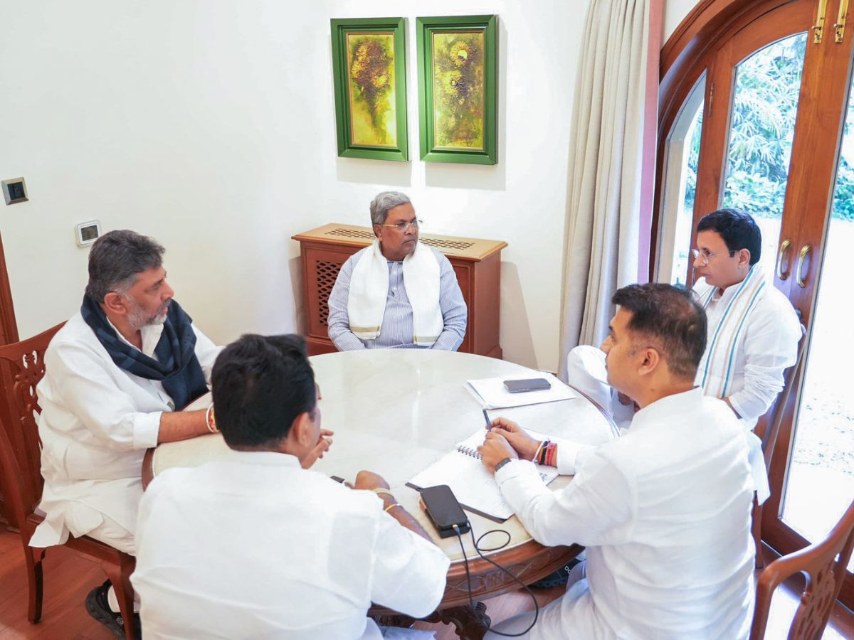 Siddaramaiah vs DK Shivakumar: Karnataka Congress Meeting in Delhi